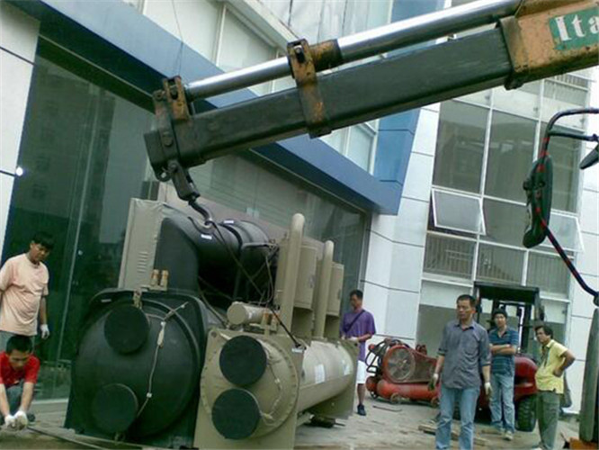 沿河随车吊和汽车吊的核心区别是什么？哪种更省钱？