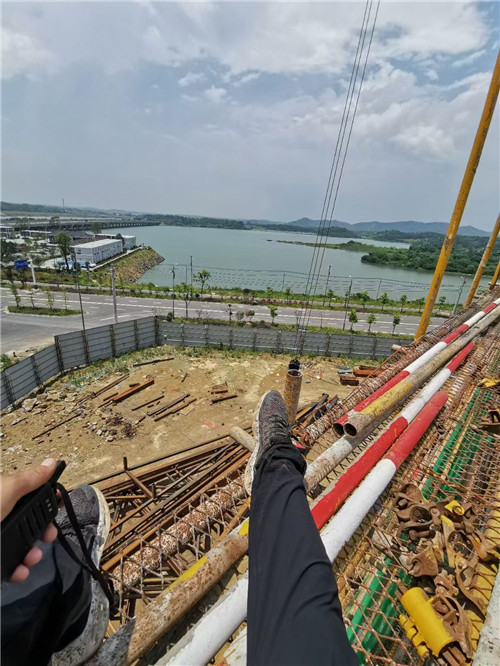 沿河作业中发生设备损坏或人员意外，责任怎么划分？