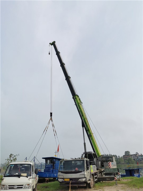 沿河桥梁建设吊装案例